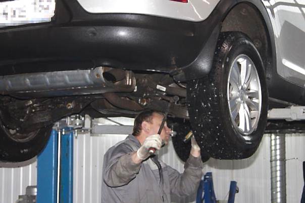 мастер осматривает ходовую часть